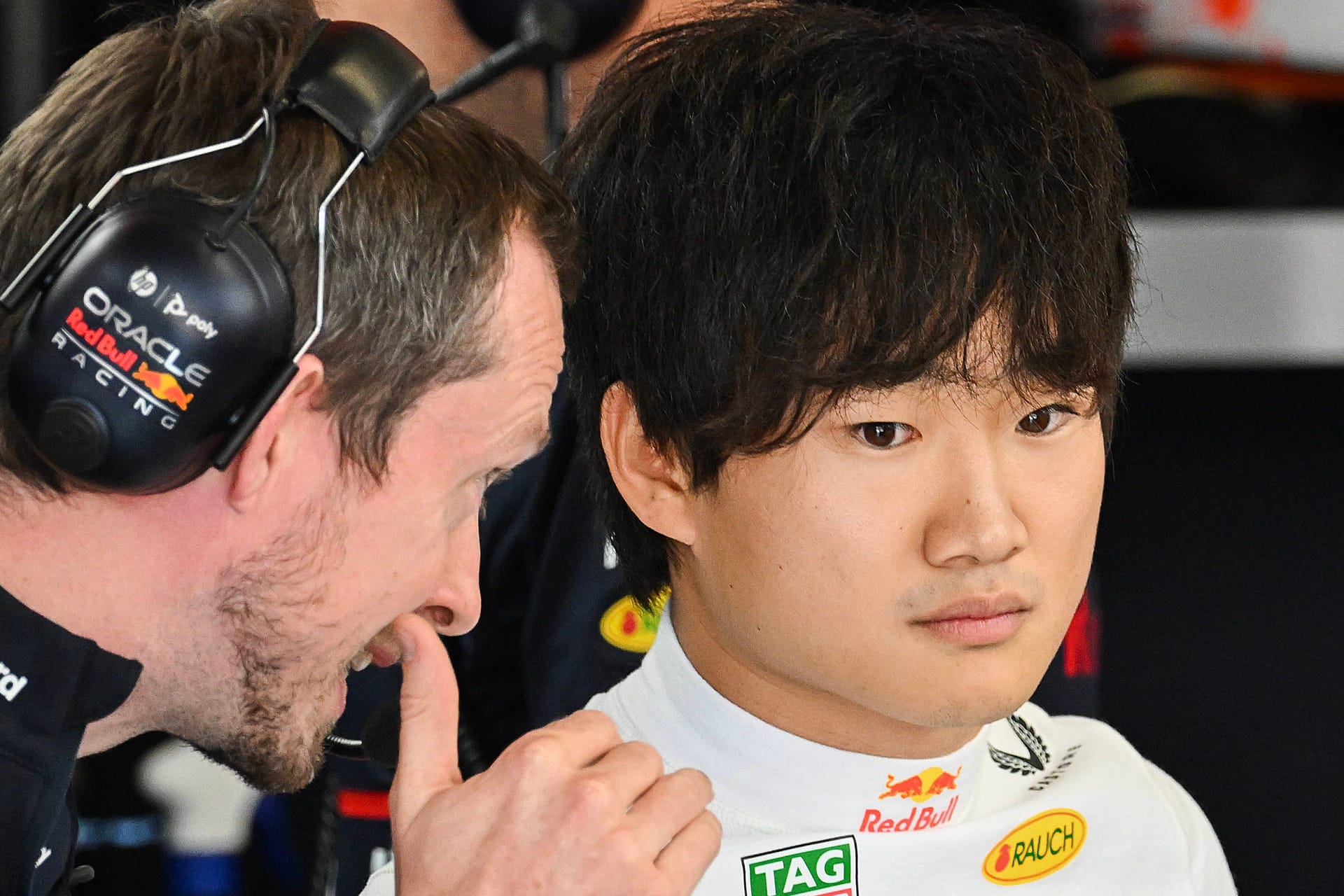 Yuki Tsunoda (r.) in der Red-Bull-Box: Seit der Beförderung ins Cockpit neben Weltmeister Max Verstappen konnte der Japaner nur selten überzeugen.