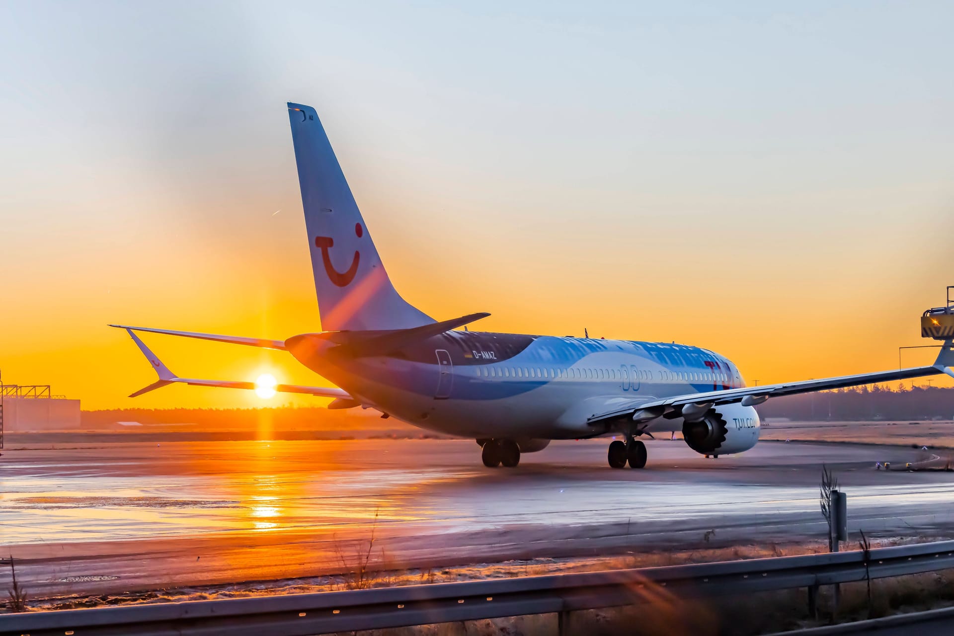 TUIfly-Maschine an einem Flughafen (Symbolfoto): Ein Flieger der Airline musste am Samstag eine Sicherheitslandung durchführen.