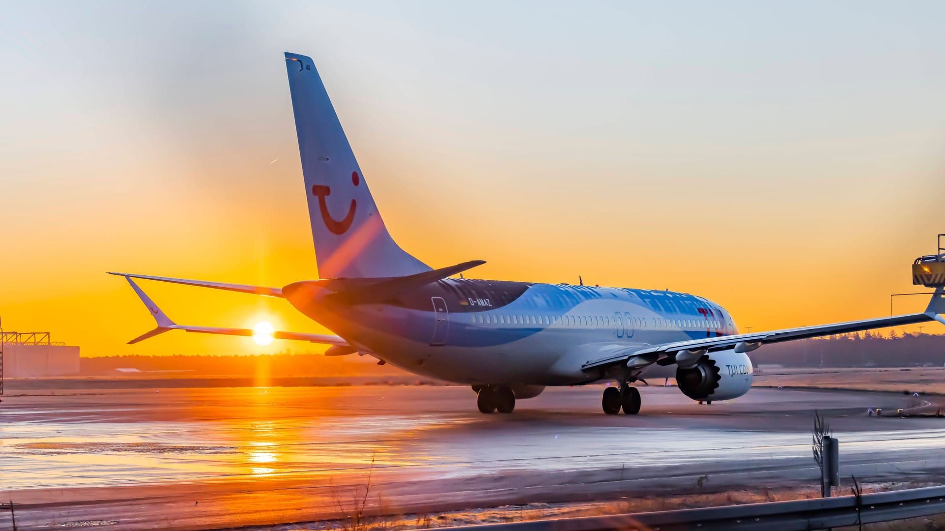 TUIfly-Maschine an einem Flughafen (Symbolfoto): Ein Flieger der Airline musste am Samstag eine Sicherheitslandung durchführen.