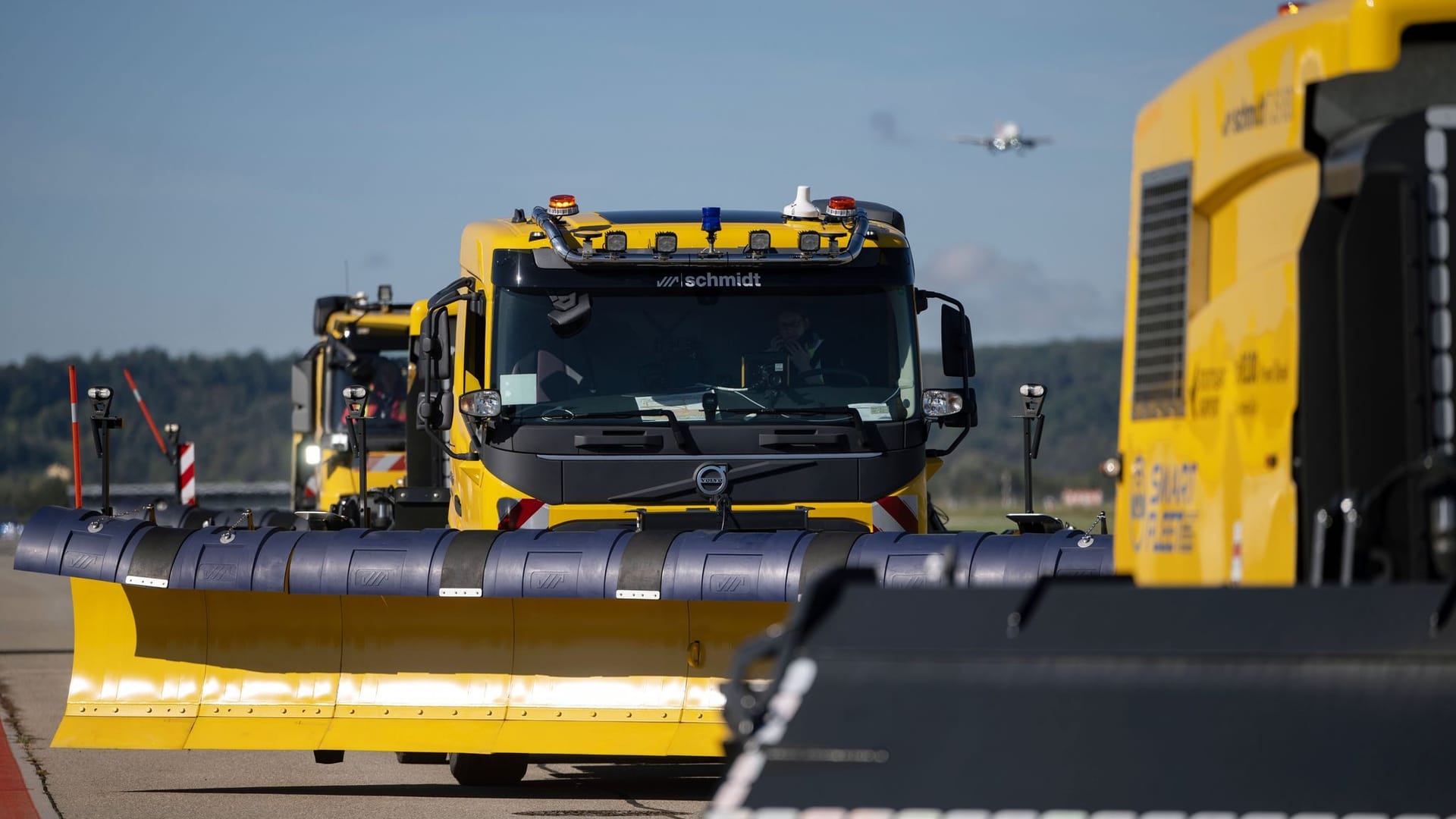Winterdienstfahrzeuge mit autonomen Fahrfunktionen am Flughafen Winterdienstfahrzeuge mit autonomen Fahrfunktionen am Flughafen