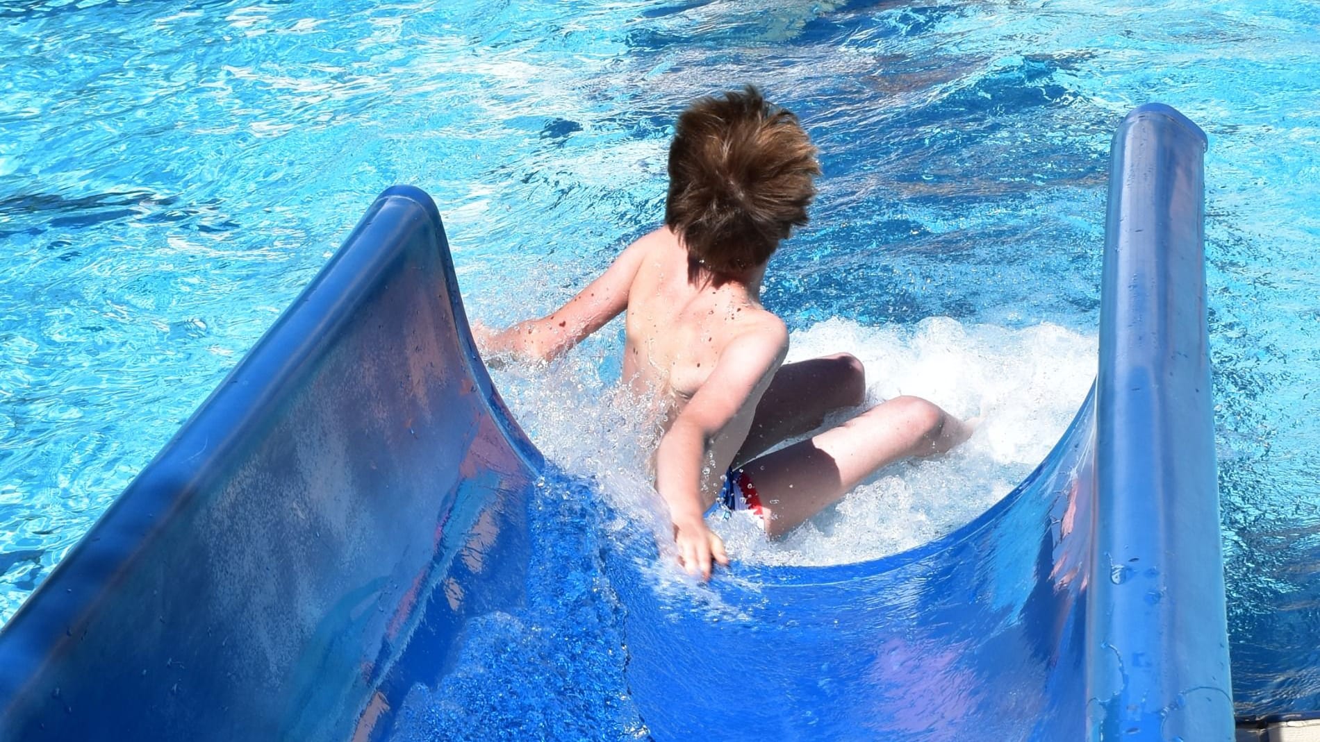 Besonderer Schultag: In Braunschweig rutschten Schüler im Freibad um die beste Zeit.