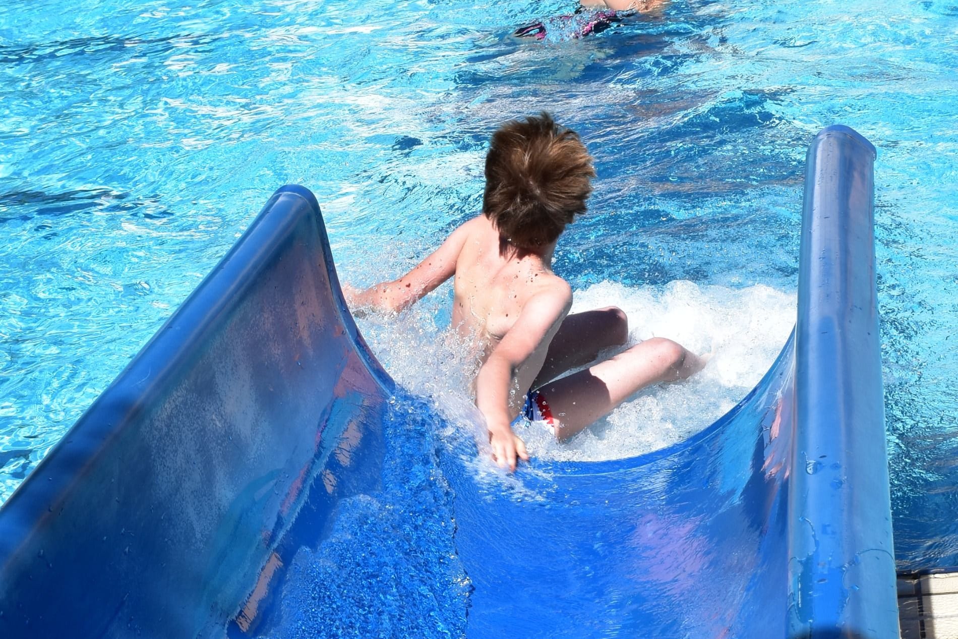 Besonderer Schultag: In Braunschweig rutschten Schüler im Freibad um die beste Zeit.