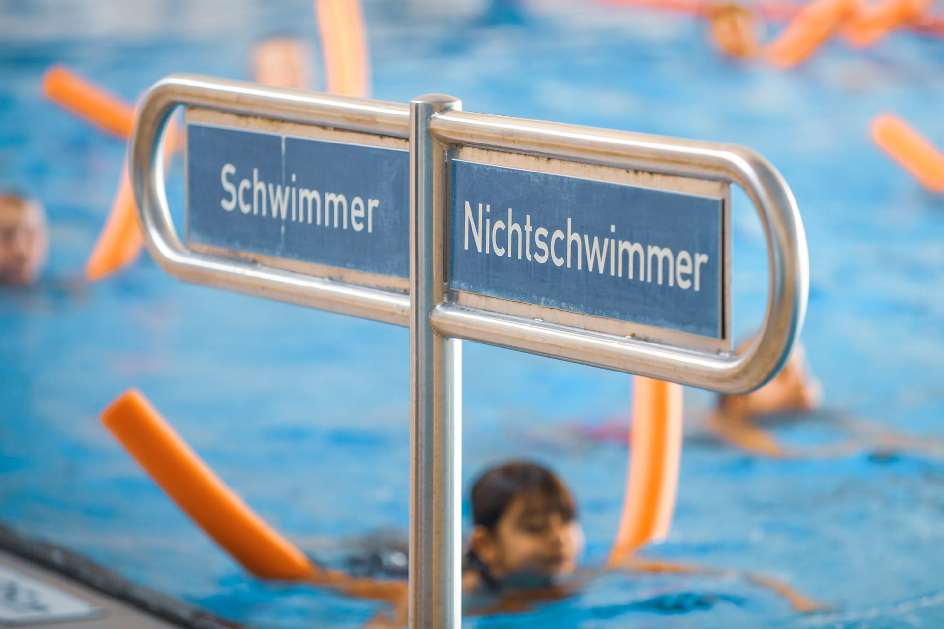 Schild mit Kennzeichnung des Nichtschwimmerbereichs (Archivbild): Die Intensivkurse werden in verschiedenen Schulferien angeboten.