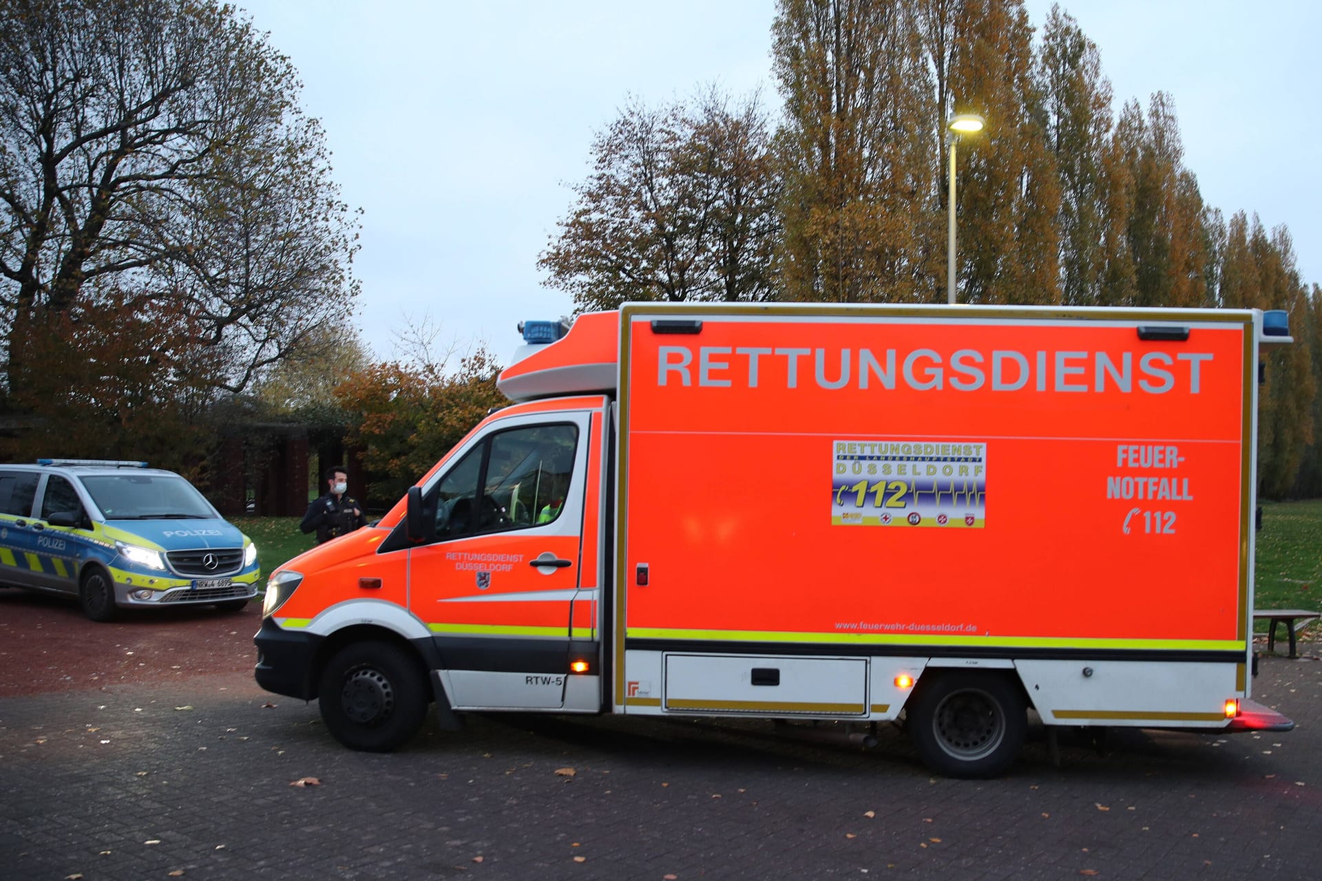 Rettungswagen (Symbolbild): Der Mann hatte schwere Verletzungen am Kopf.