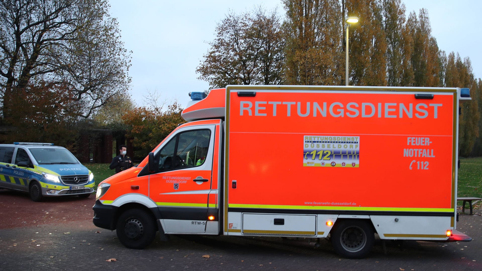Rettungswagen (Symbolbild): Der Mann hatte schwere Verletzungen am Kopf.
