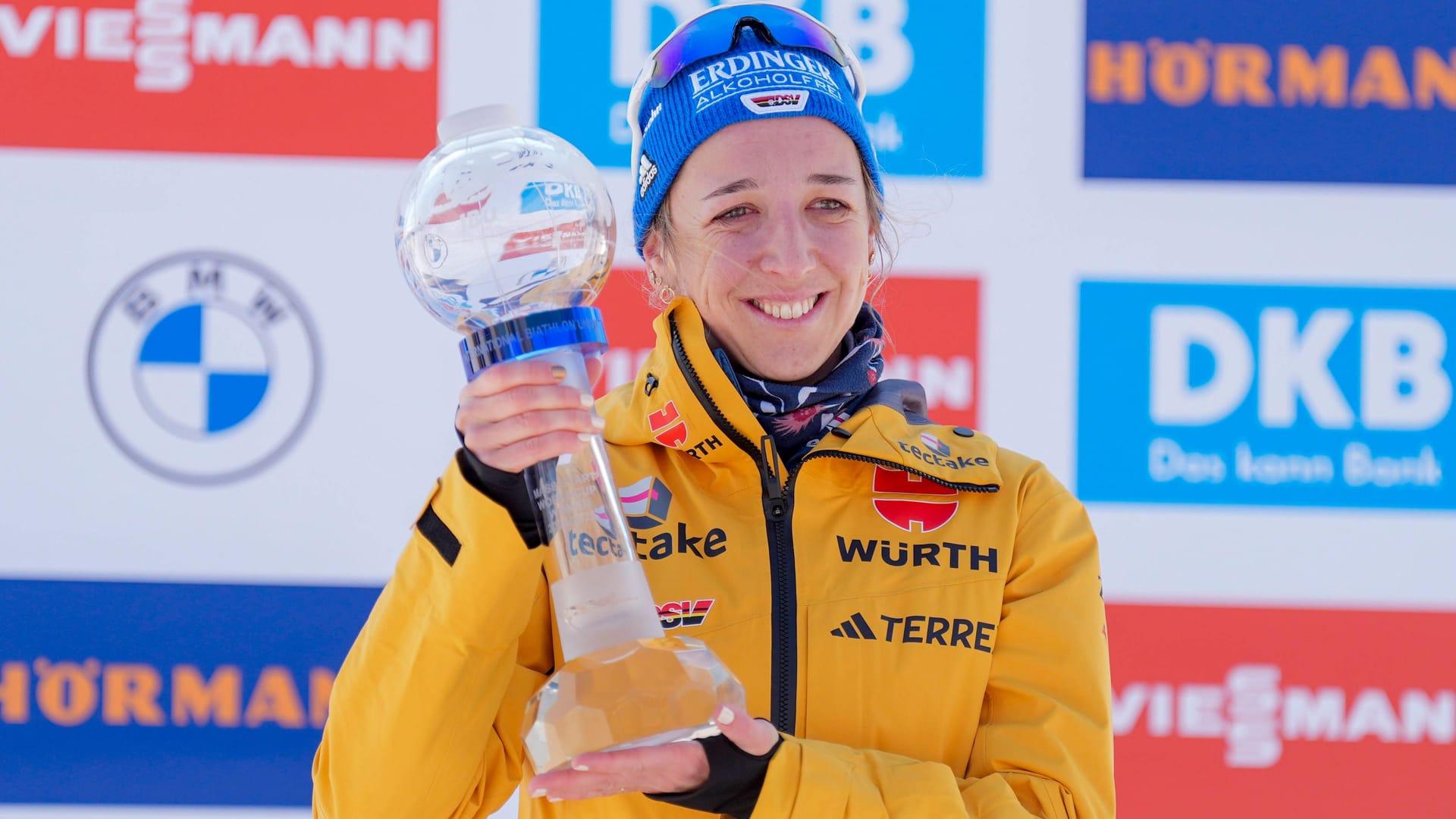 Franziska Preuß mit der Trophäe für den Sieg im Gesamtweltcup: Die 31-Jährige trug sich vergangene Saison in die Geschichtsbücher ein.