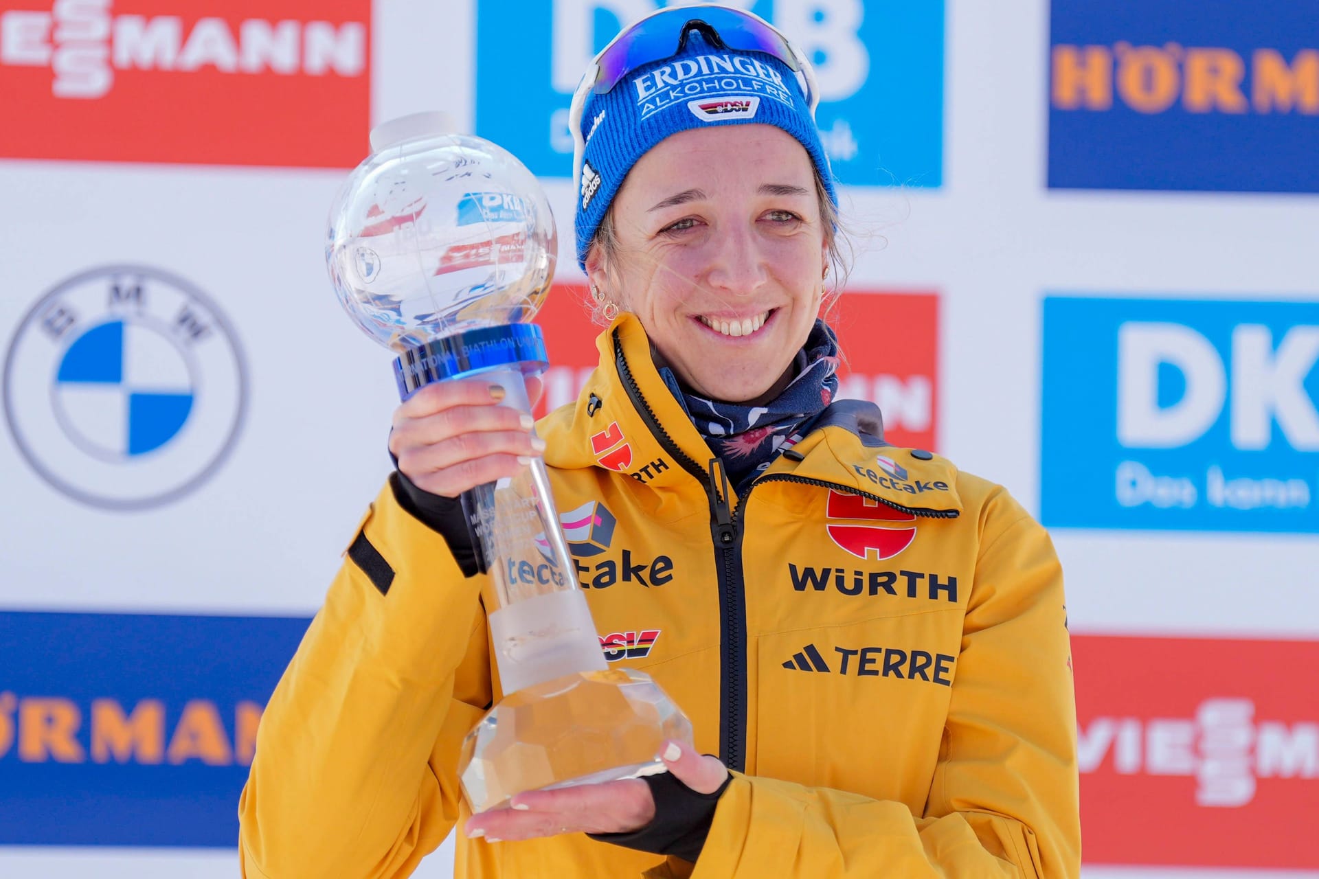 Franziska Preuß mit der Trophäe für den Sieg im Gesamtweltcup: Die 31-Jährige trug sich vergangene Saison in die Geschichtsbücher ein.