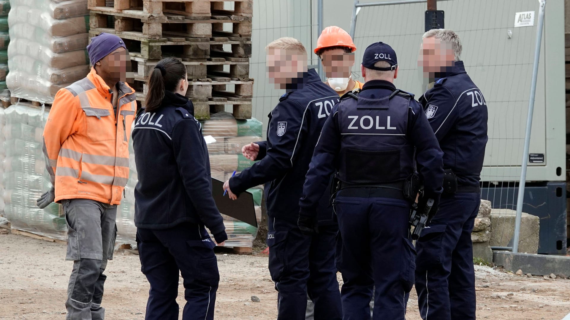 Zollbeamte kontrollieren in Chemnitz auf einer Baustelle nach Schwarzarbeit (Archivbild): Bürokratie und zersplitterte Zuständigkeiten erschweren ihnen die Arbeit.