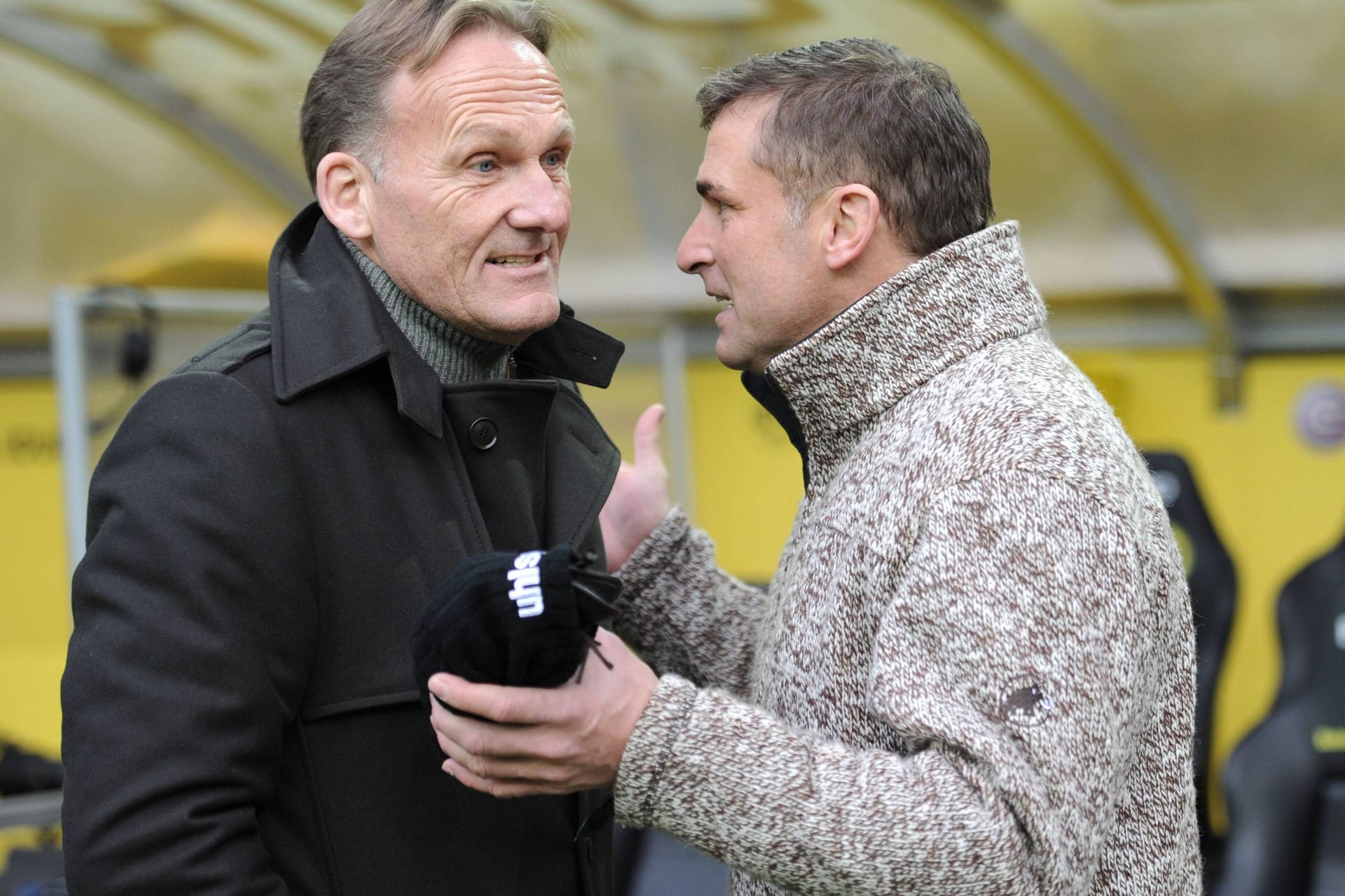 11-12-2011, Fussball, Saison 2011-2012, 1. Bundesliga, 16. Spieltag, Borussia Dortmund - 1. FC Kaiserslautern Geschäftsführer Hans-Joachim Watzke (Borussia Dortmund), li., vor dem Spiel mit Sportdirektor Stefan Kuntz (Kaiserslautern)