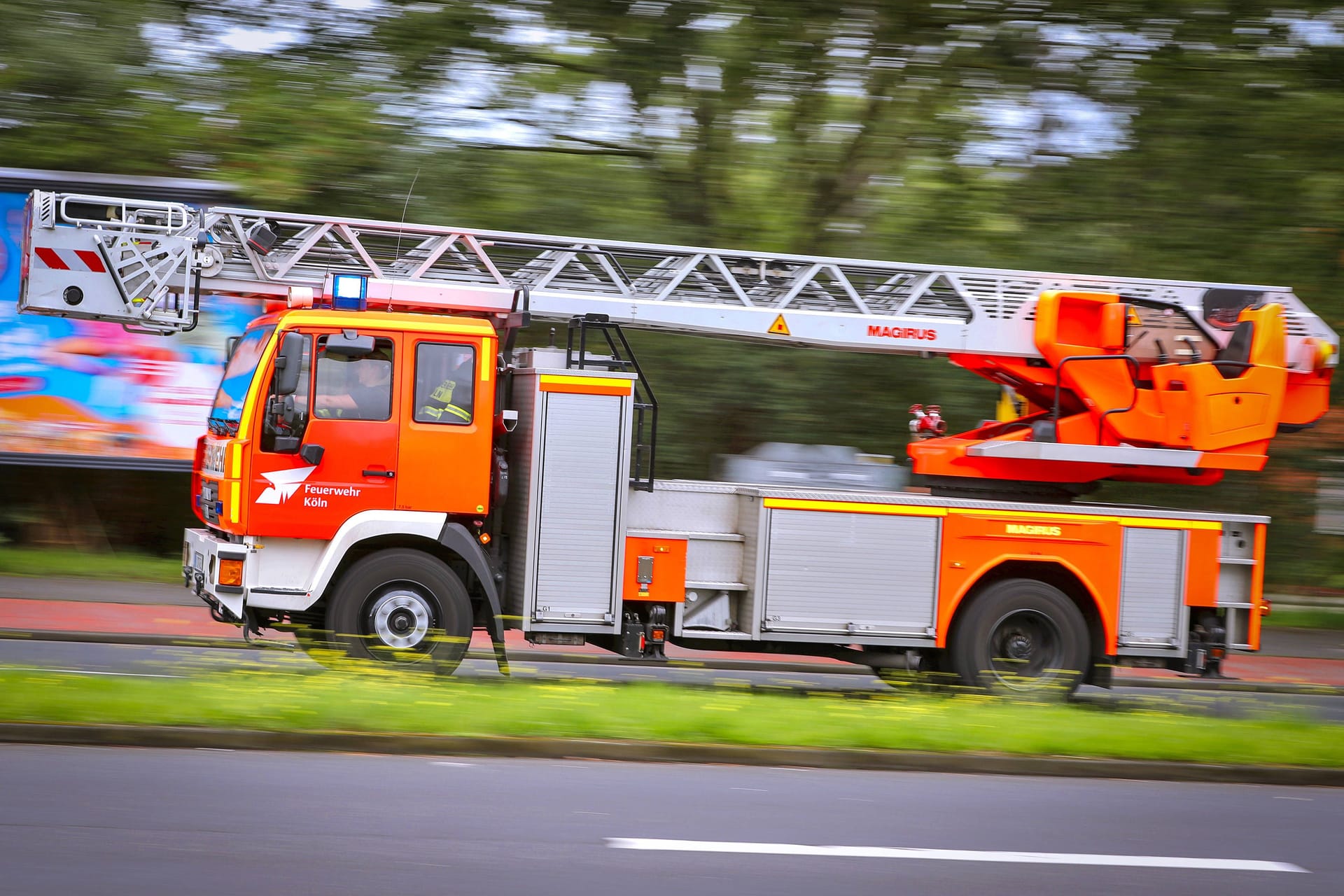 Einsatzfahrzeug der Feuerwehr Köln (Symbolfoto): Am Melatengürtel kommt es am Abend zu einem Einsatz.