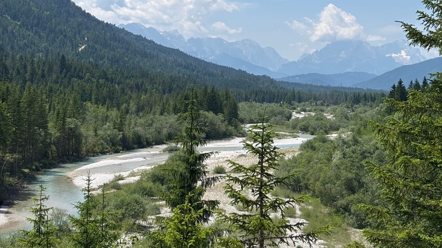 Mit Blick auf die Zugspitze können sich Ausflügler im Oberen Isartal immer wieder abkühlen.