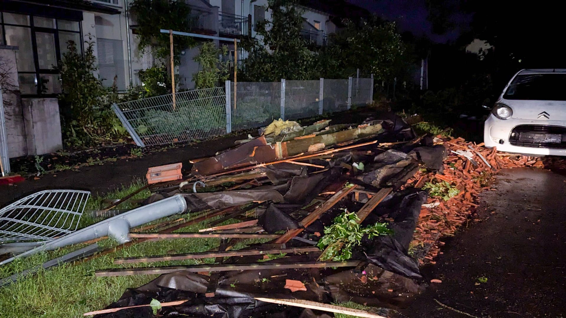 Schwere Schäden nach einem Unwetter: Bei der Wohngebäudeversicherung können Sie zwischen verschiedenen Bausteinen wählen. Schwere Schäden nach einem Unwetter: Bei der Wohngebäudeversicherung können Sie zwischen verschiedenen Bausteinen wählen.