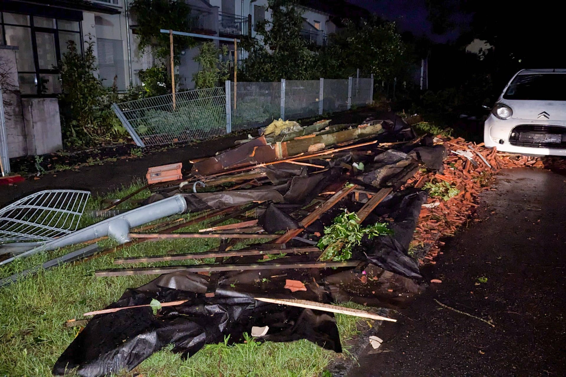 Schwere Schäden nach einem Unwetter: Bei der Wohngebäudeversicherung können Sie zwischen verschiedenen Bausteinen wählen.