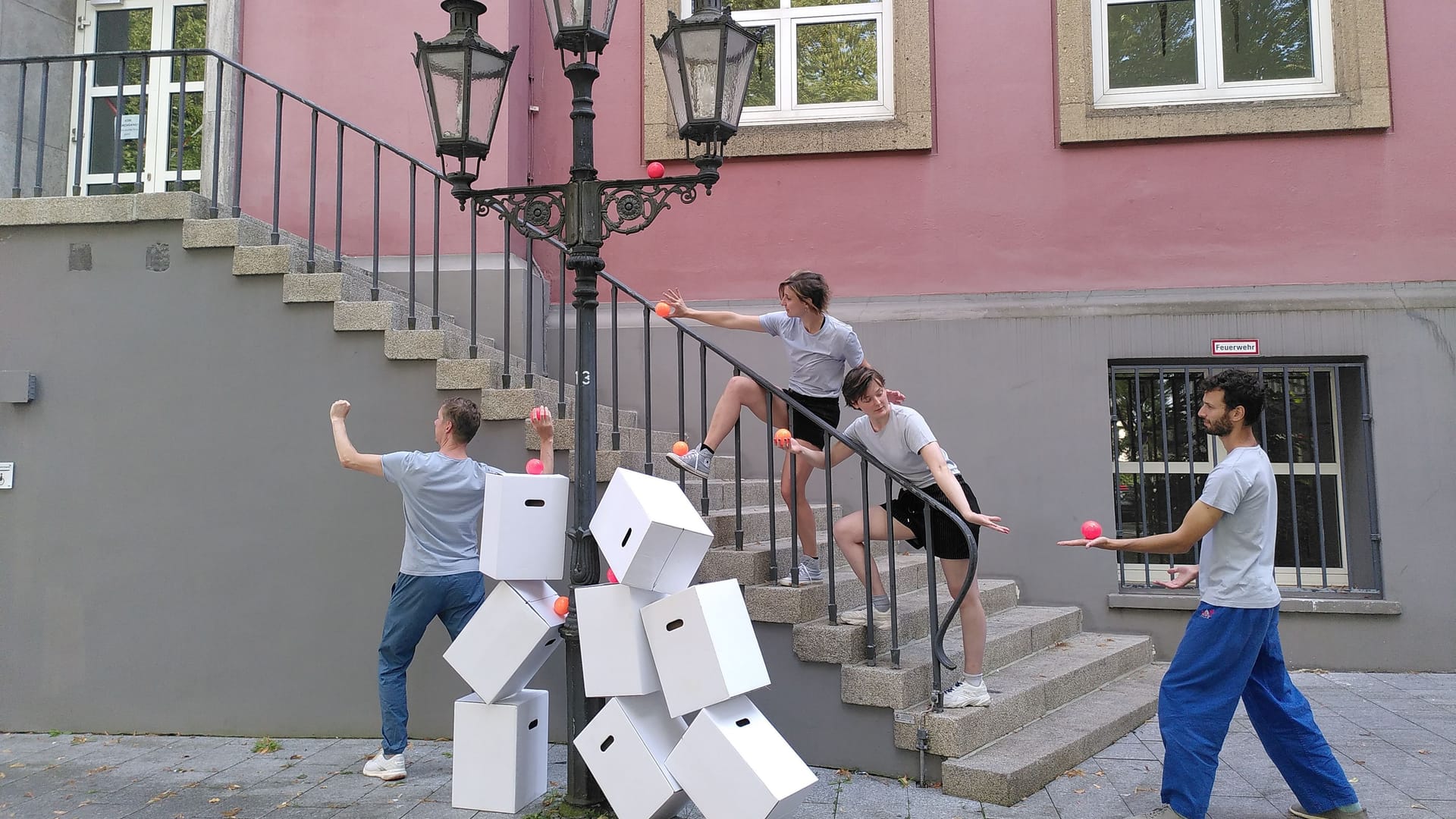 Benjamin Richter & Friends: Ein Jonglierstück über Nähe, Spiel und neue Blickwinkel.