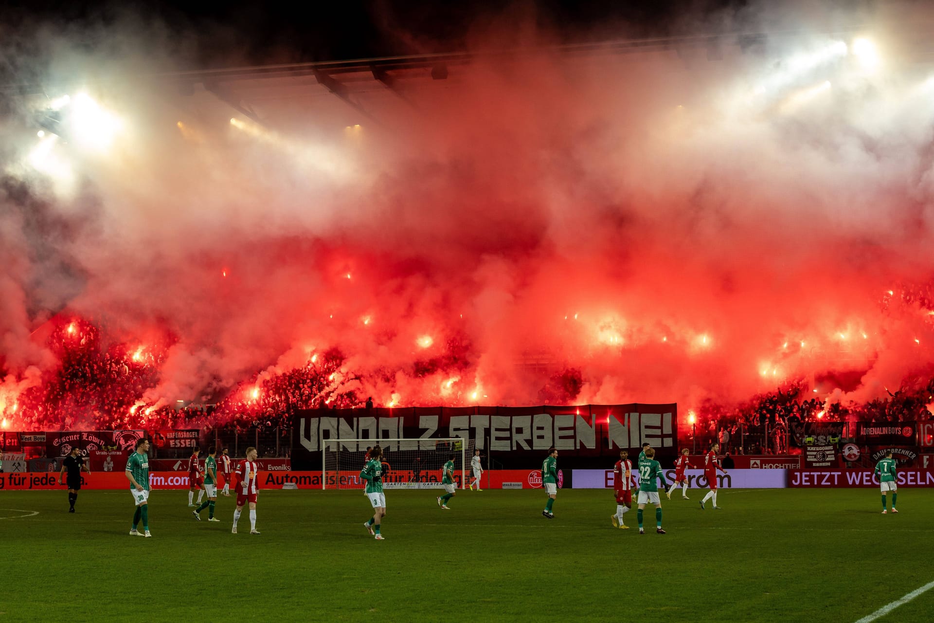 Pyro-Show bei Rot-Weiss Essen: Die Stimmung im Stadion an der Hafenstraße ist legendär. In der ersten Runde des DFB-Pokals empfängt RWE den BVB.