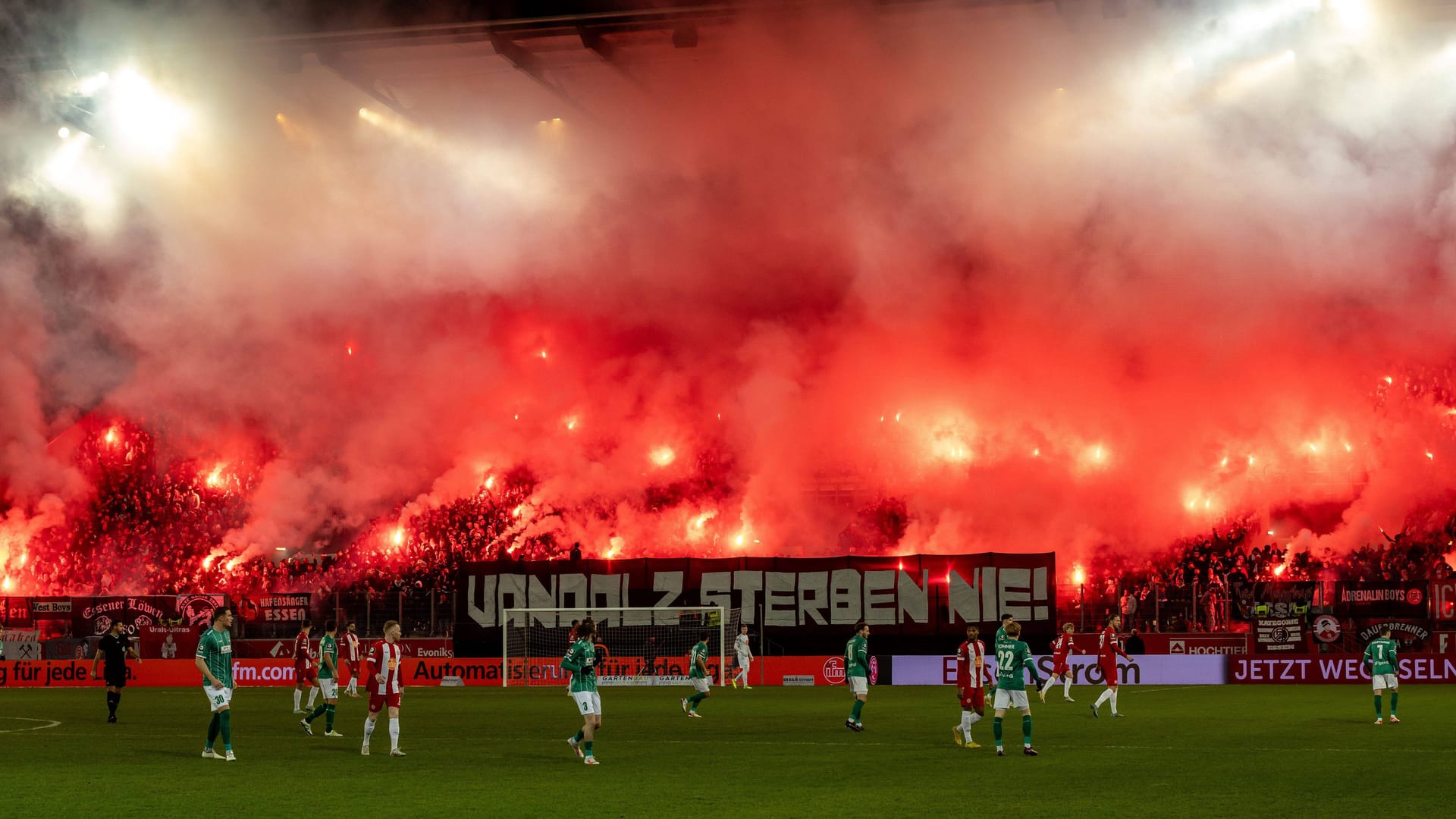 Pyro-Show bei Rot-Weiss Essen: Die Stimmung im Stadion an der Hafenstraße ist legendär. In der ersten Runde des DFB-Pokals empfängt RWE den BVB.