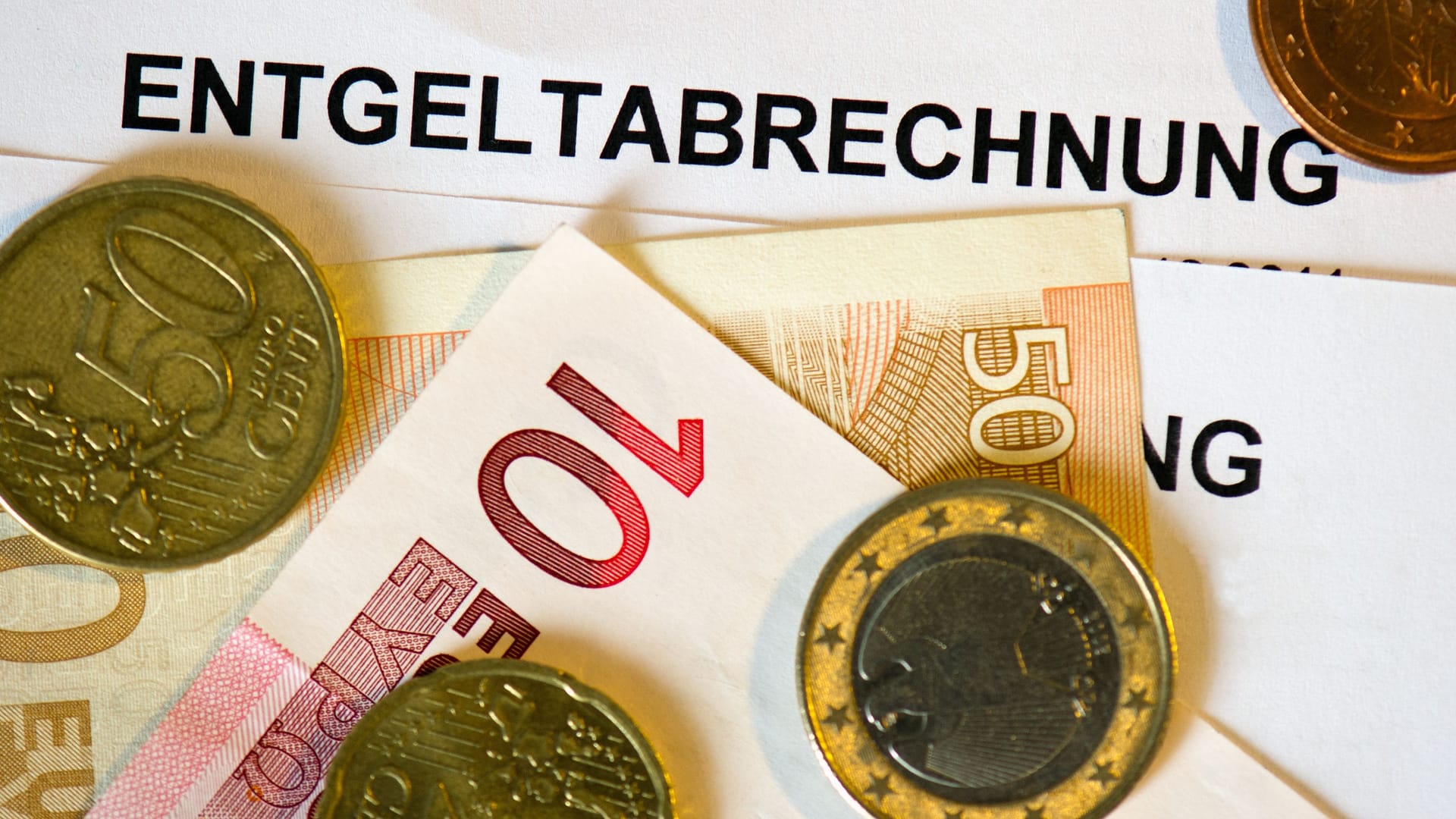 Lohn- und Gehaltsabrechnungen: Der Mindestlohn wird bis 2027 in zwei Stufen angehoben.