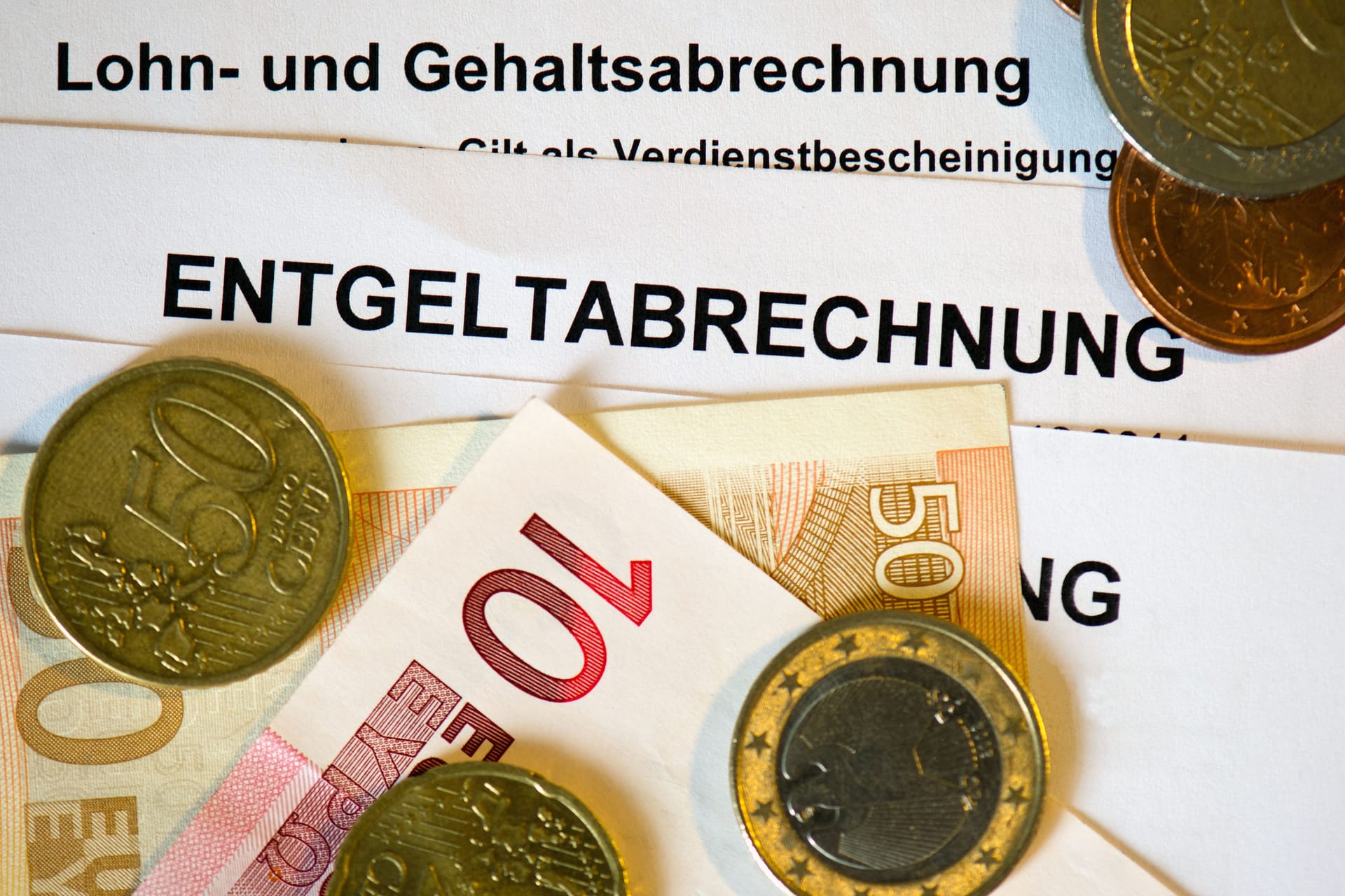 Lohn- und Gehaltsabrechnungen: Der Mindestlohn wird bis 2027 in zwei Stufen angehoben.