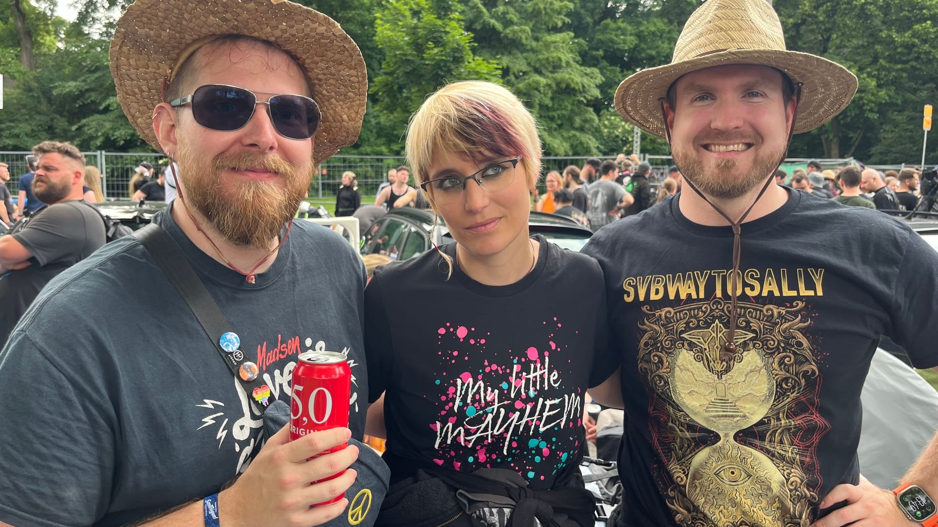 Max (v. l. n. r.) und Sabrina aus München mit Jan aus Aalen: Sie haben sich in der Schlange vor dem Festival kennengelernt – sie sind genervt von der langen Wartezeit.