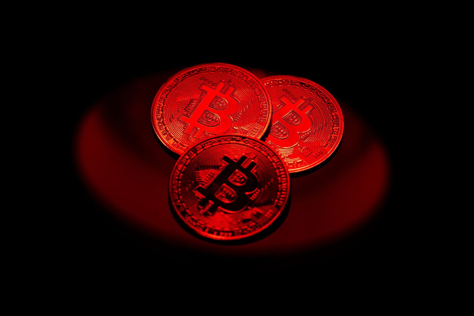 Bitcoin-Münzen liegen auf einem Tisch