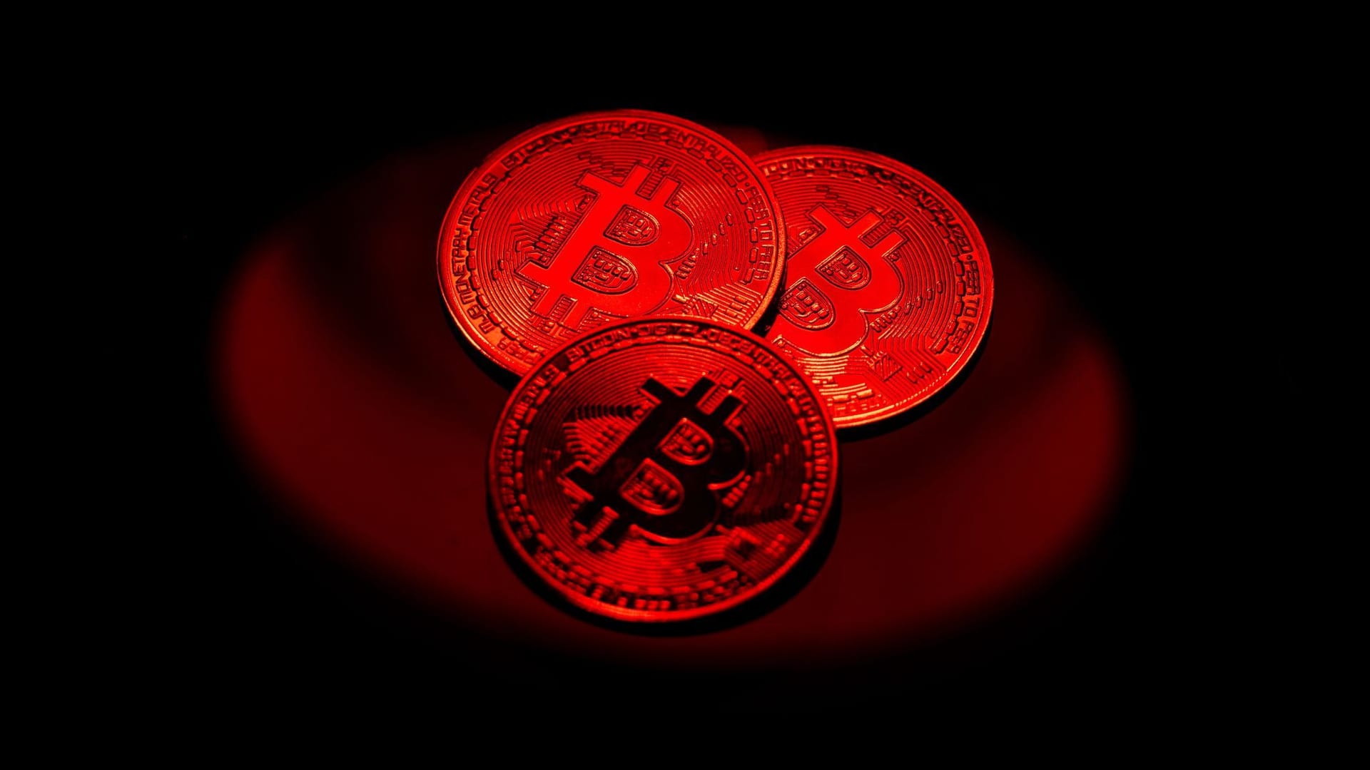 Bitcoin-Münzen liegen auf einem Tisch
