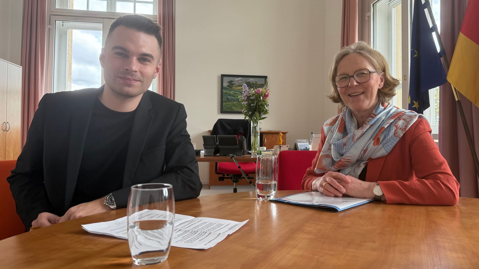 Benedict Bartsch (links) sitzt während des Interviews mit Regina Kraushaar (rechts) im Ministerbüro in der Sächsischen Staatskanzlei.