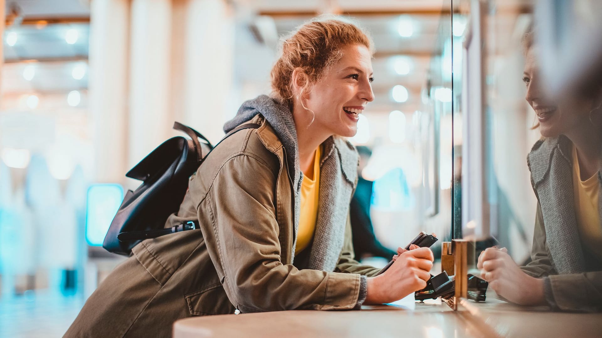 Ein Frau kauft ein Zugticket: Auf Reisen gelten mitunter andere Regeln für Ihr Geld als zu Hause. Ein Frau kauft ein Zugticket: Auf Reisen gelten mitunter andere Regeln für Ihr Geld als zu Hause.