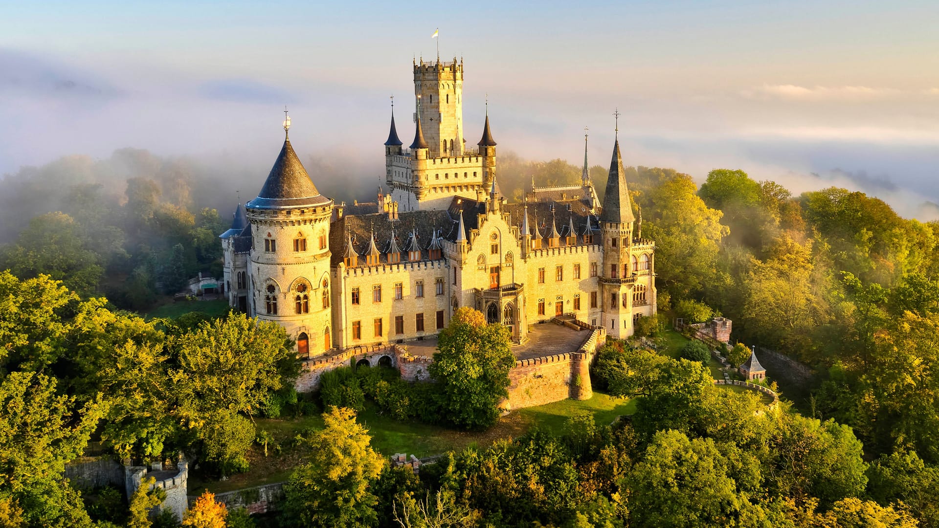 Schloss Marienburg: Es diente bereits als Kulisse für mehrere Filme und Serien. Schloss Marienburg: Es diente bereits als Kulisse für mehrere Filme und Serien.