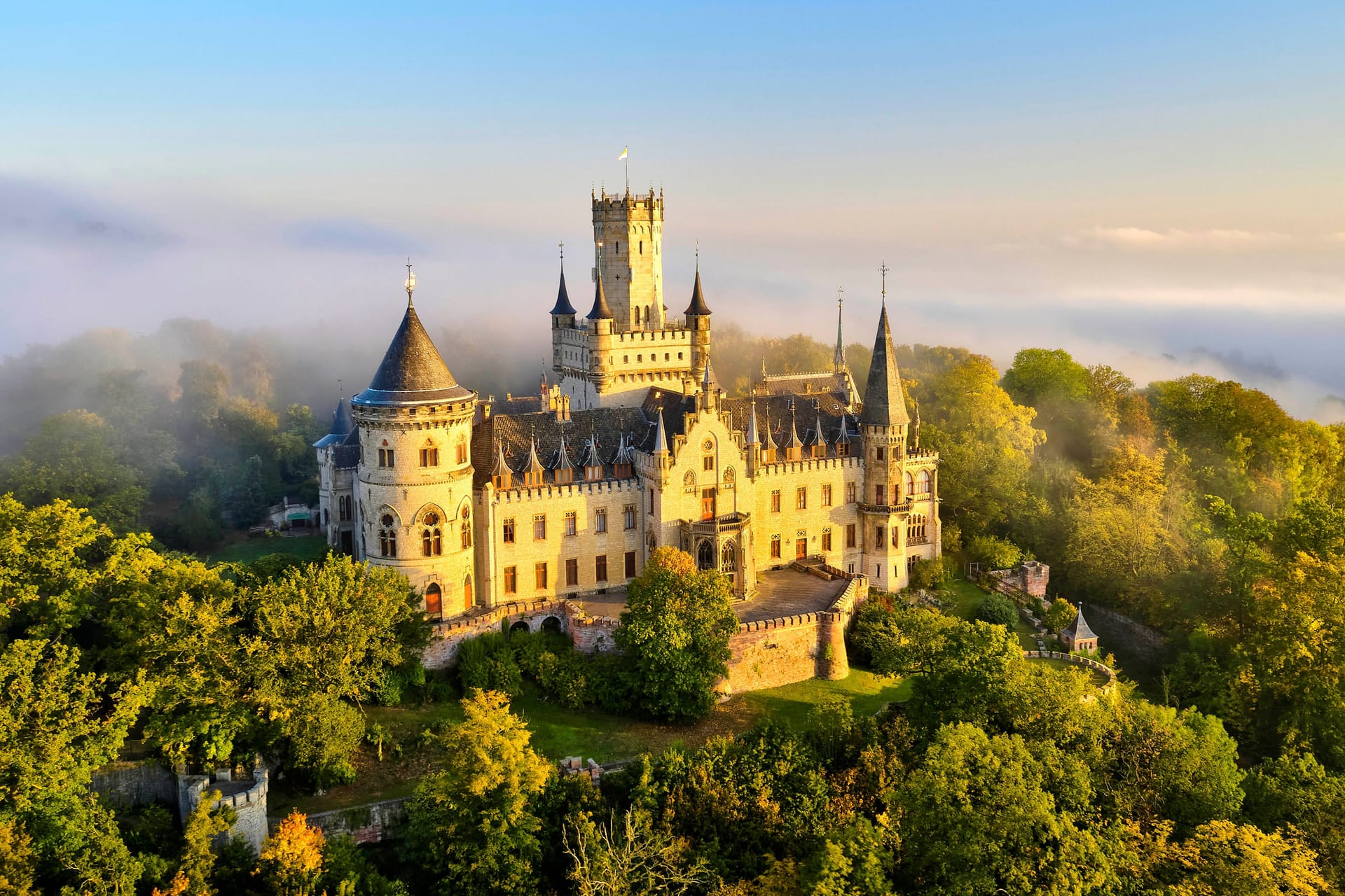 Schloss Marienburg: Es diente bereits als Kulisse für mehrere Filme und Serien.