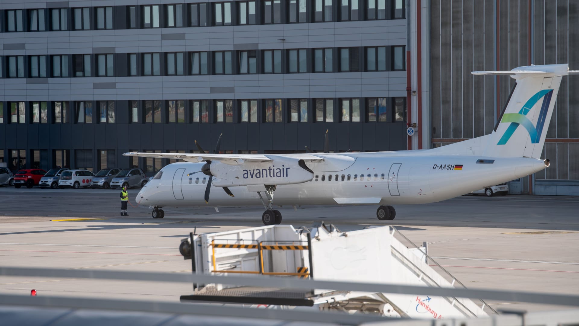 Propellermaschine der Airline Avantiair: Mit diesem Flugzeug wurde die Abschiebung durchgeführt. Propellermaschine der Airline Avantiair: Mit diesem Flugzeug wurde die Abschiebung durchgeführt.