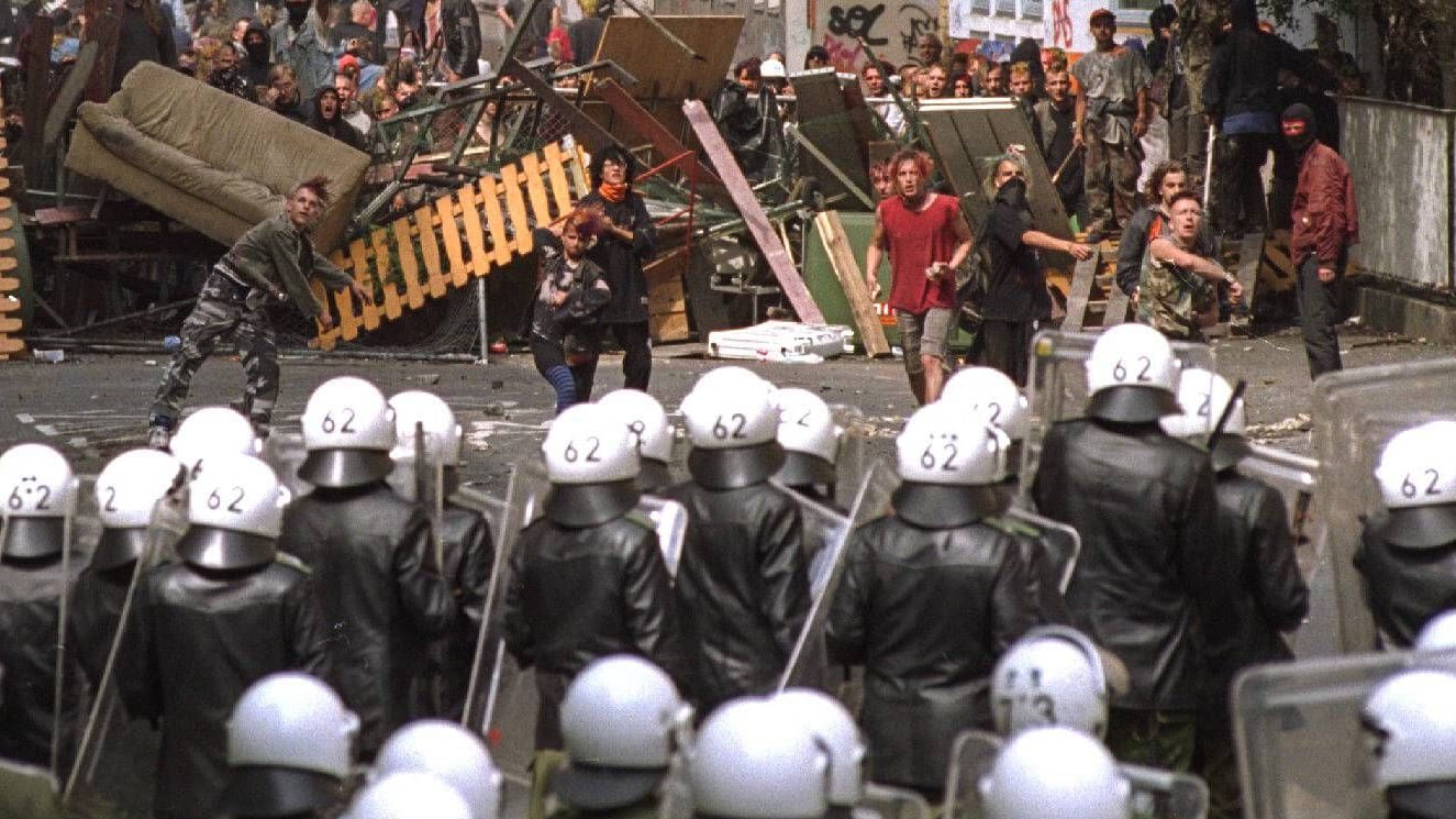 Ein Duell, zwei Seiten (Archivbild): Punks und Polizisten lieferten sich 1995 vier Tage lang schwere Straßenschlachten.