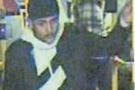 Ein Mann in einem Linienbus (Fahndungsfoto): Mit diesem Foto fahndet die Polizei nach dem jungen Mann, der sich noch nicht gestellt hat.
