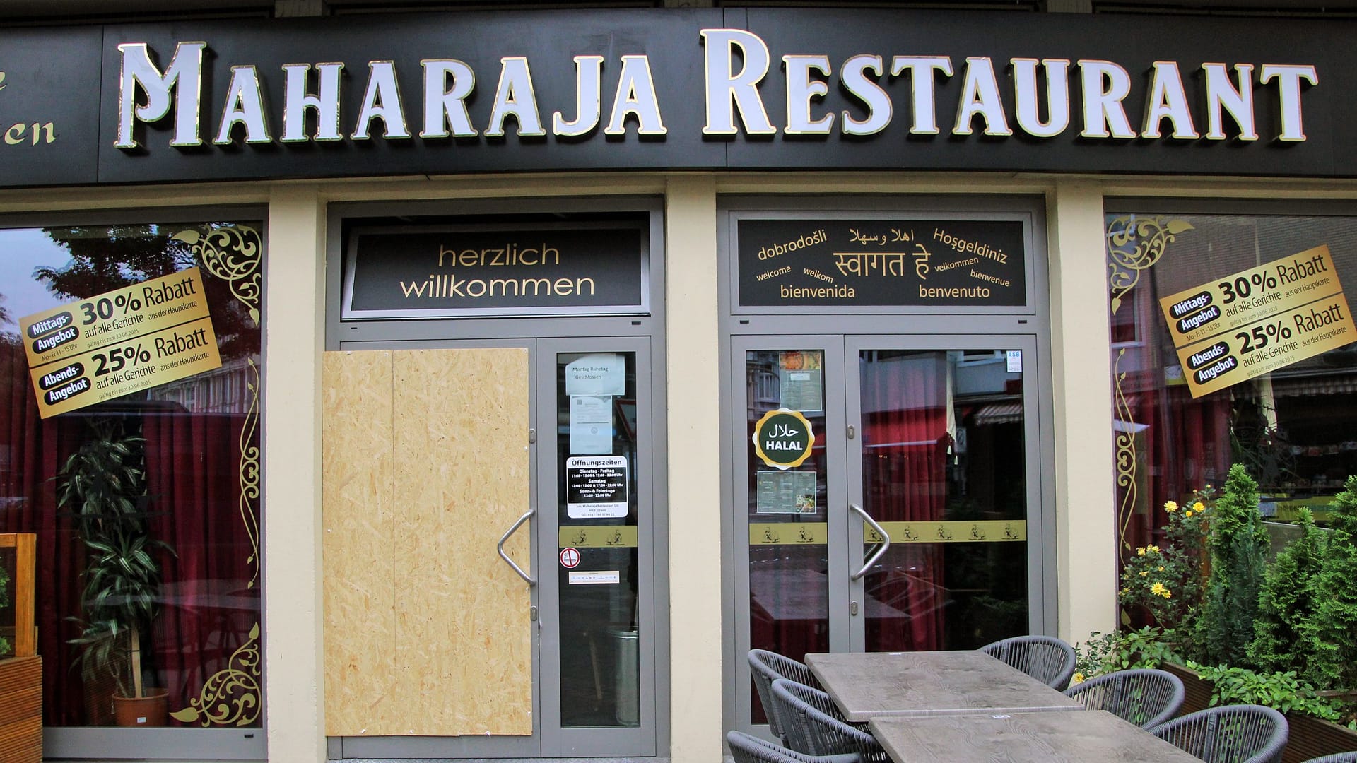 Die Türen sind verbarrikadiert: Nach dem Anschlag war das Restaurant blickdicht abgeriegelt.