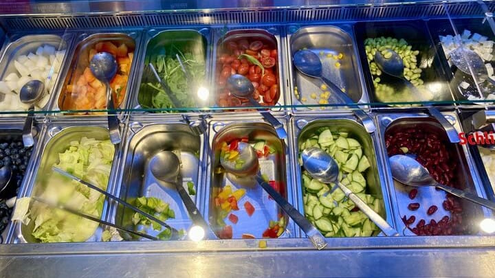 Salatbar: Die Auswahl ist überschaubar. Sowohl bei Rewe als auch bei Edeka.