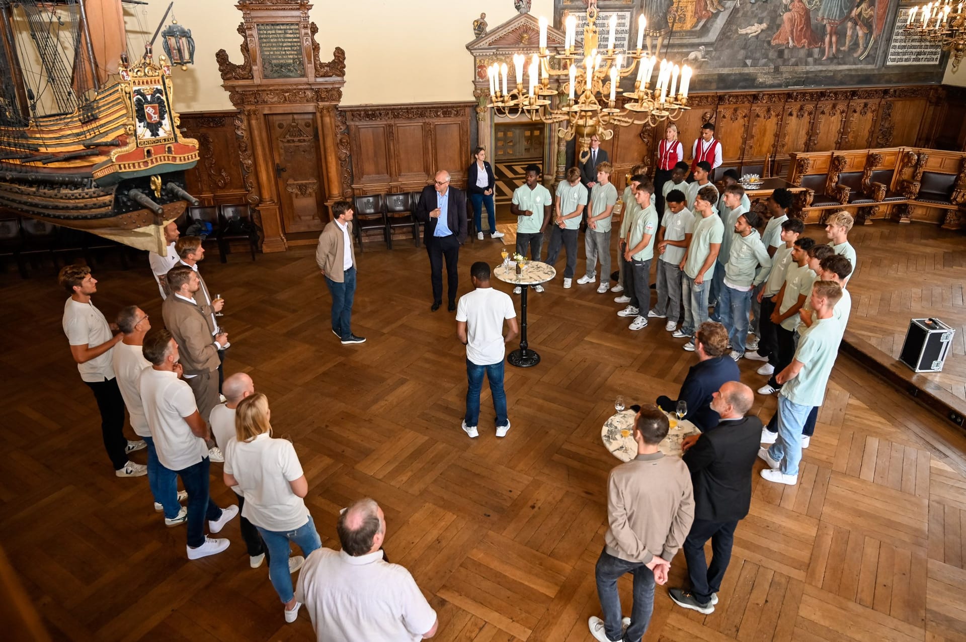 Großer Empfang für die Werder-Junioren im Rathaus: Dort würdigte Bovenschulte insbesondere den Teamgeist der jungen Spieler.