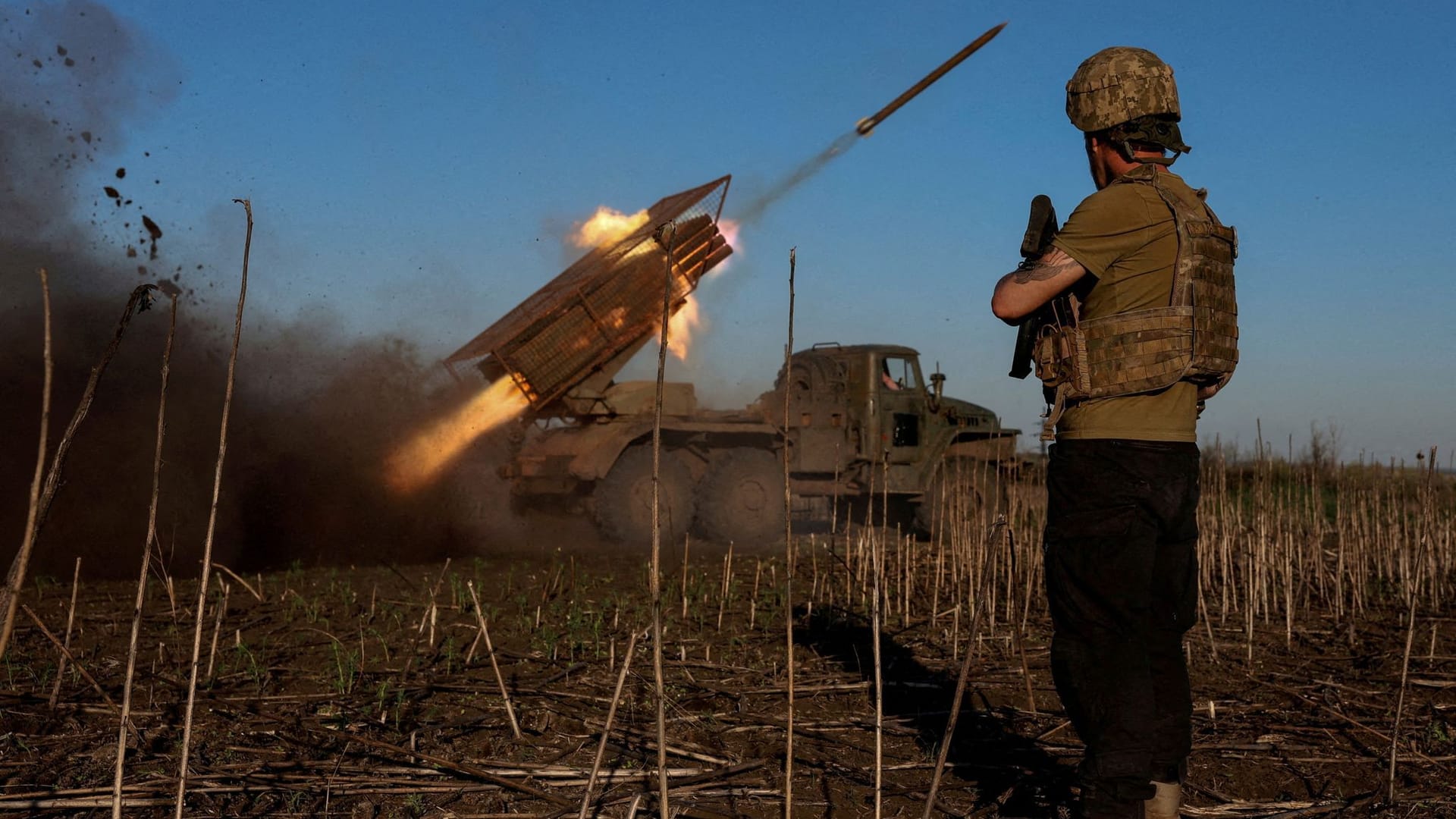 Ukrainische Soldaten feuern einen Mehrfachraketenwerfer auf russische Stellungen an der Front. Ukrainische Soldaten feuern einen Mehrfachraketenwerfer auf russische Stellungen an der Front.
