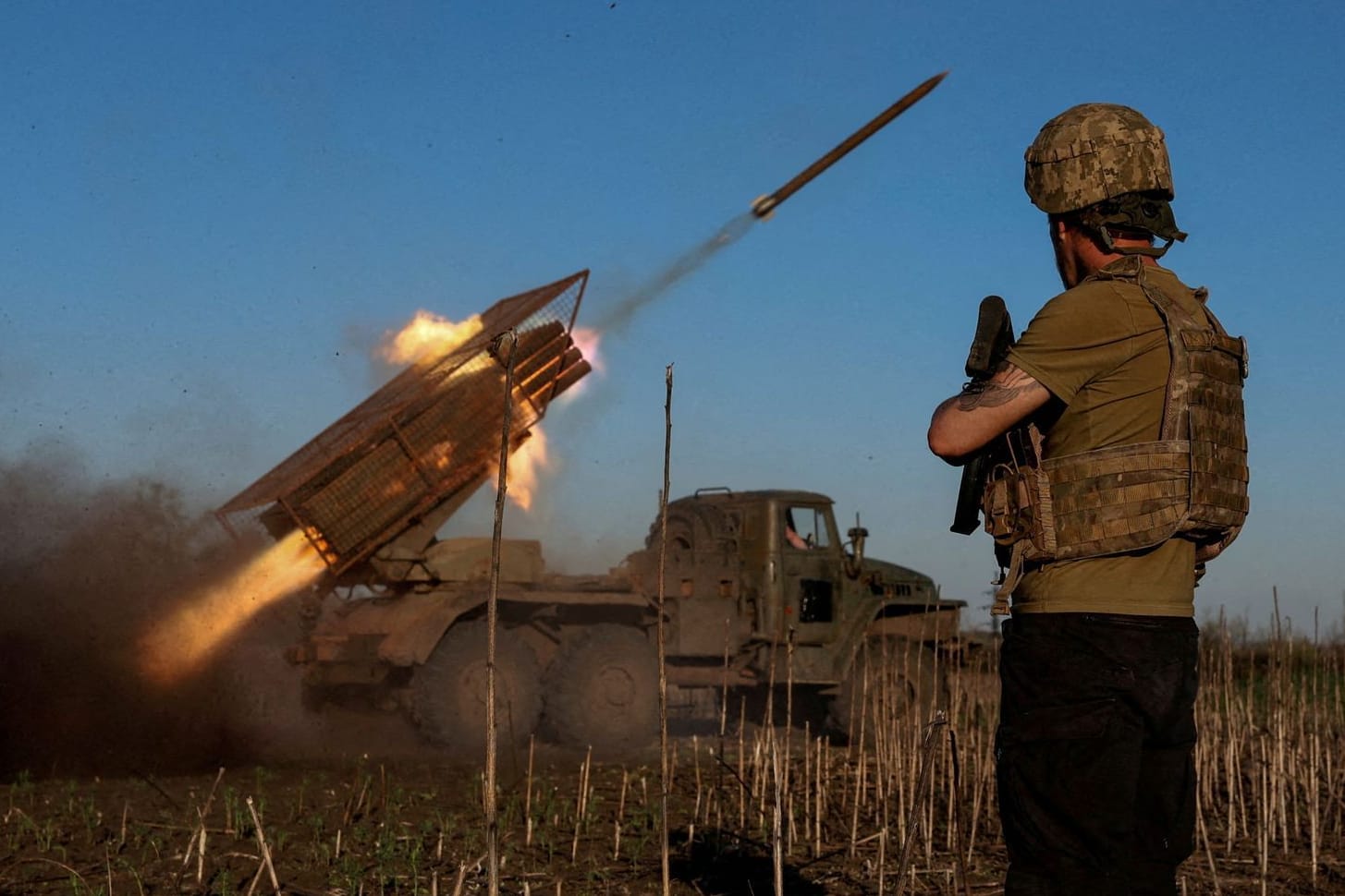 Ukrainische Soldaten feuern einen Mehrfachraketenwerfer auf russische Stellungen an der Front.