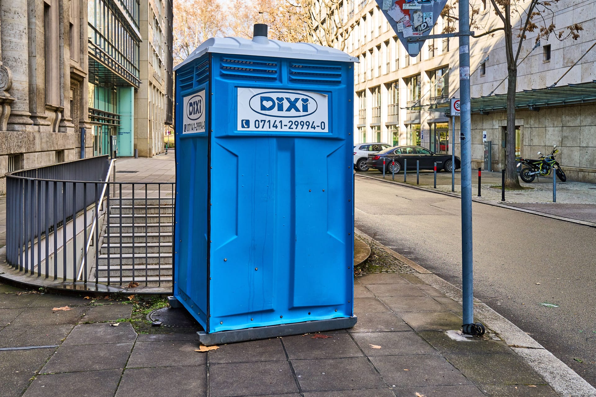 Ein Dixi-Klo (Symbolbild): Ein 40-Jähriger wurde schwer verletzt.