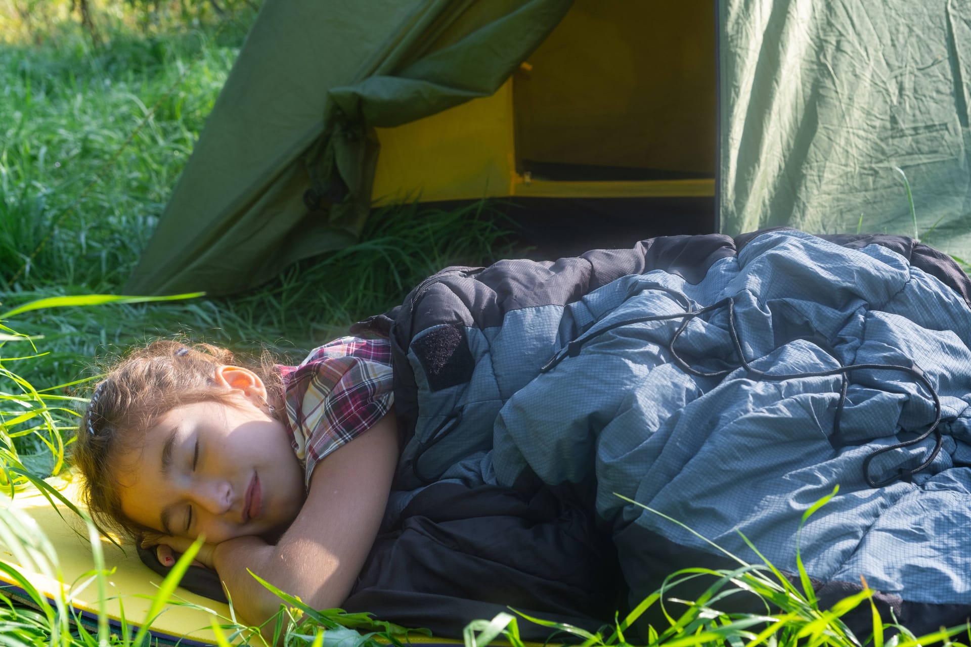 Ein Schläfchen unter freiem Himmel: Urlaub im Zelt oder einem Campingwagen bringt Menschen der Natur näher.