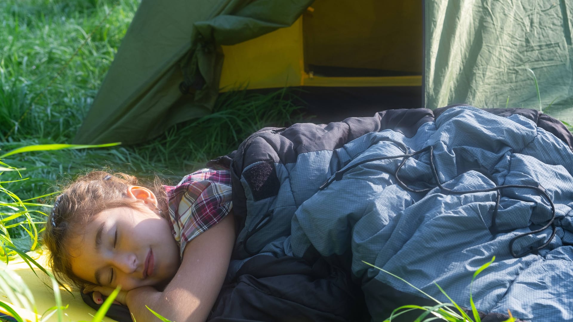 Ein Schläfchen unter freiem Himmel: Urlaub im Zelt oder einem Campingwagen bringt Menschen der Natur näher.