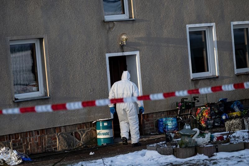 Einsatzkräfte der Spurensicherung gehen in ein Haus (Archivbild): Der Berliner muss sich ab heute vor Gericht verantworten.