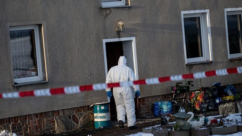 Einsatzkräfte der Spurensicherung gehen in ein Haus (Archivbild): Der Berliner muss sich ab heute vor Gericht verantworten. Einsatzkräfte der Spurensicherung gehen in ein Haus (Archivbild): Der Berliner muss sich ab heute vor Gericht verantworten.