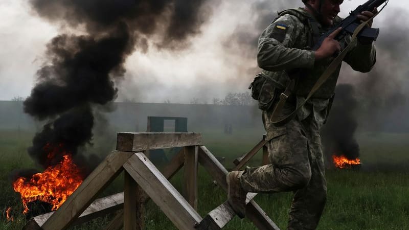 Ukrainische Soldaten nehmen an einer militärischen Ausbildung in der Region Saporischschja, Ukraine, teil.