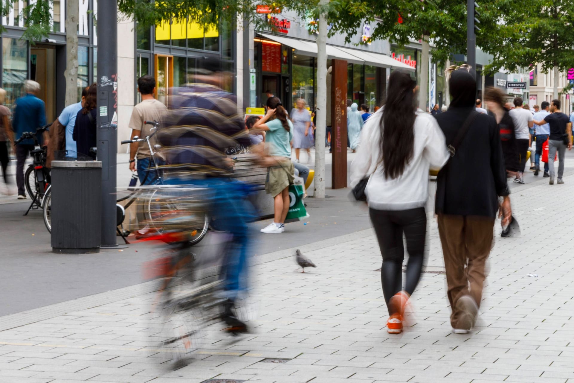 Fußgänger haben Vorrang: Wer klingelt, um Platz zu schaffen, riskiert ein Bußgeld.