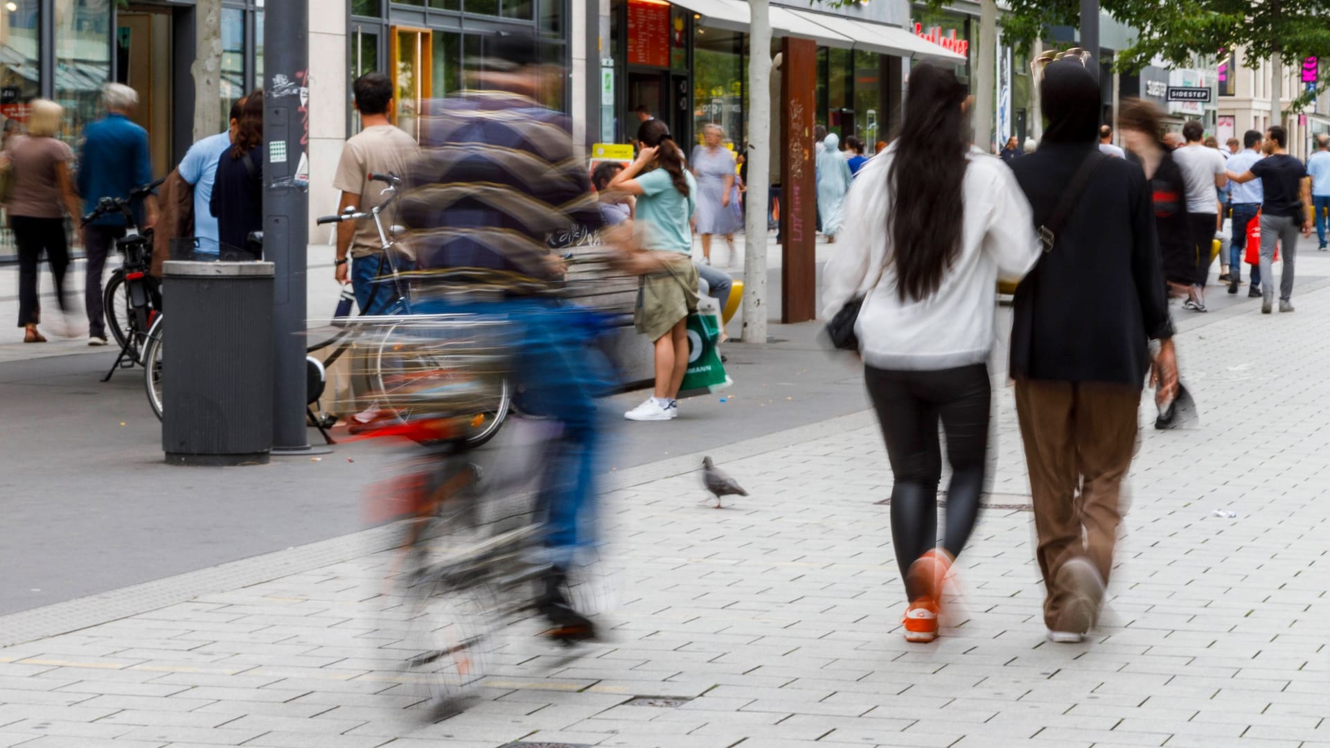 Fußgänger haben Vorrang: Wer klingelt, um Platz zu schaffen, riskiert ein Bußgeld. Fußgänger haben Vorrang: Wer klingelt, um Platz zu schaffen, riskiert ein Bußgeld.