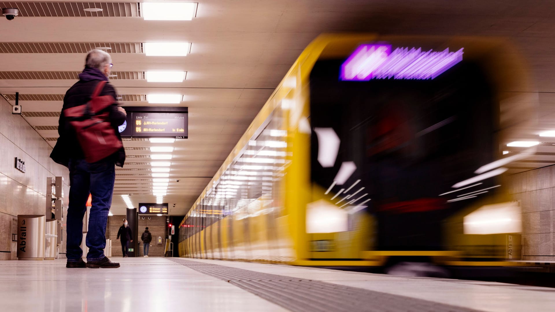 U-Bahn der BVG fährt ein (Symbolfoto): An der Museumsinsel ist es zu einer ungewöhnlichen Fahrkartenkontrolle am Montag gekommen. U-Bahn der BVG fährt ein (Symbolfoto): An der Museumsinsel ist es zu einer ungewöhnlichen Fahrkartenkontrolle am Montag gekommen.