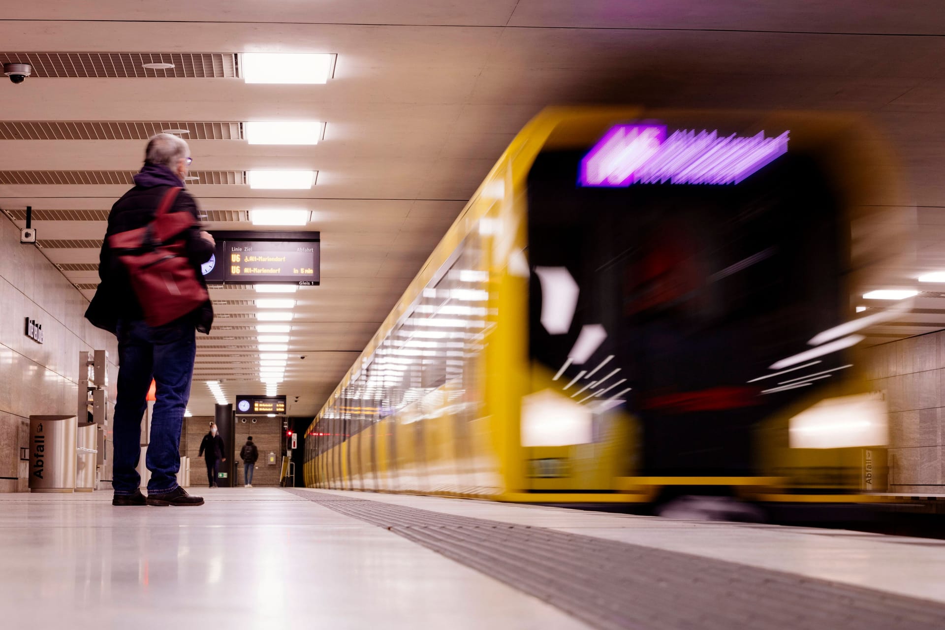 U-Bahn der BVG fährt ein (Symbolfoto): An der Museumsinsel ist es zu einer ungewöhnlichen Fahrkartenkontrolle am Montag gekommen.