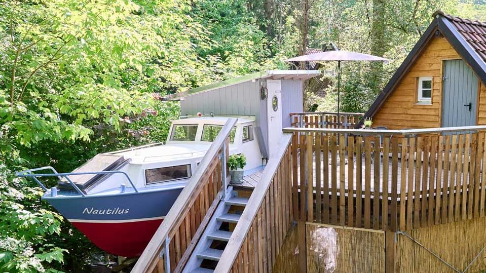 Das ausgemusterte Schiff "Nautilus" auf Stelzen im Wald von Bad Rodach: Gäste schlafen in maritimen Umfeld, aber mitten in der Natur.