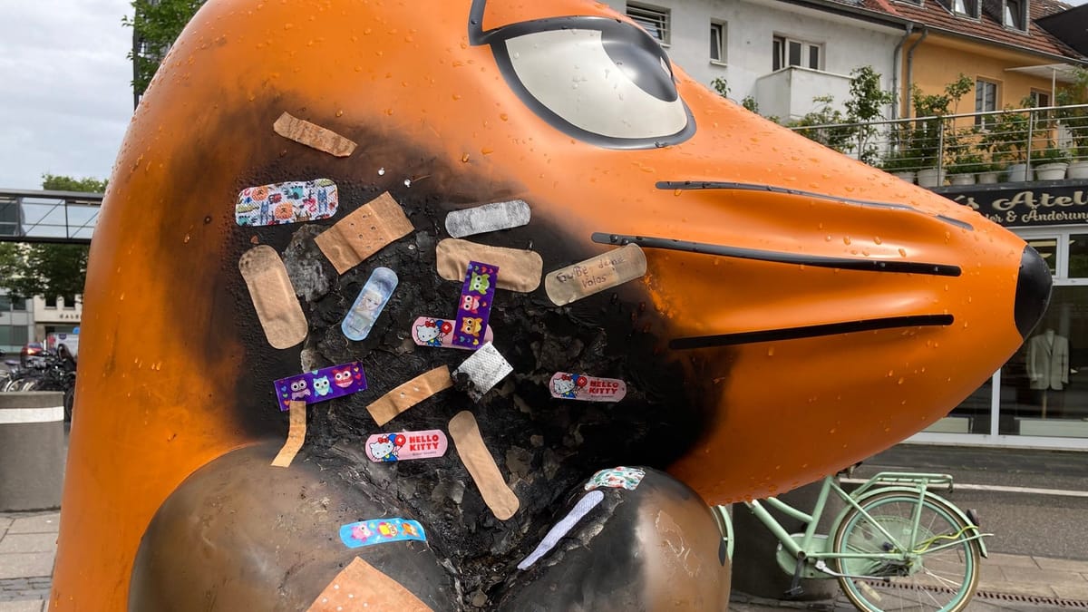Brandanschlag auf WDR-Maus: Kölner kleben Pflaster auf verkohlte Figur