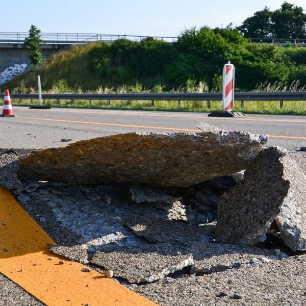 Fahrbahnschäden auf der A5 in Hessen: Die Fahrbahn wurde gesperrt.